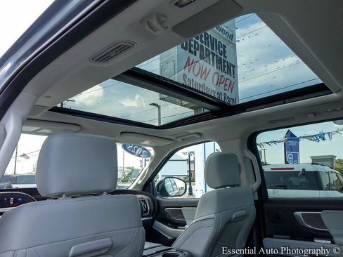 Used 2025 Ford Expedition Platinum w/ Platinum Ultimate Package AWD/4WD image 13