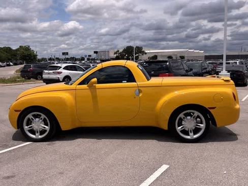 Used 2003 Chevrolet SSR w/ Preferred Equipment Group RWD image 3