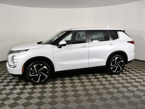 Used 2023 Mitsubishi Outlander SE AWD/4WD image 9
