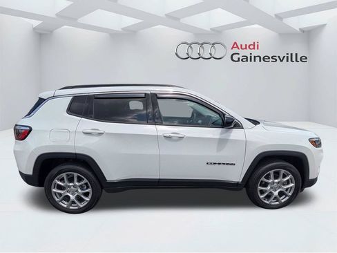 Used 2022 Jeep Compass Latitude w/ Sun and Sound Group AWD/4WD image 4