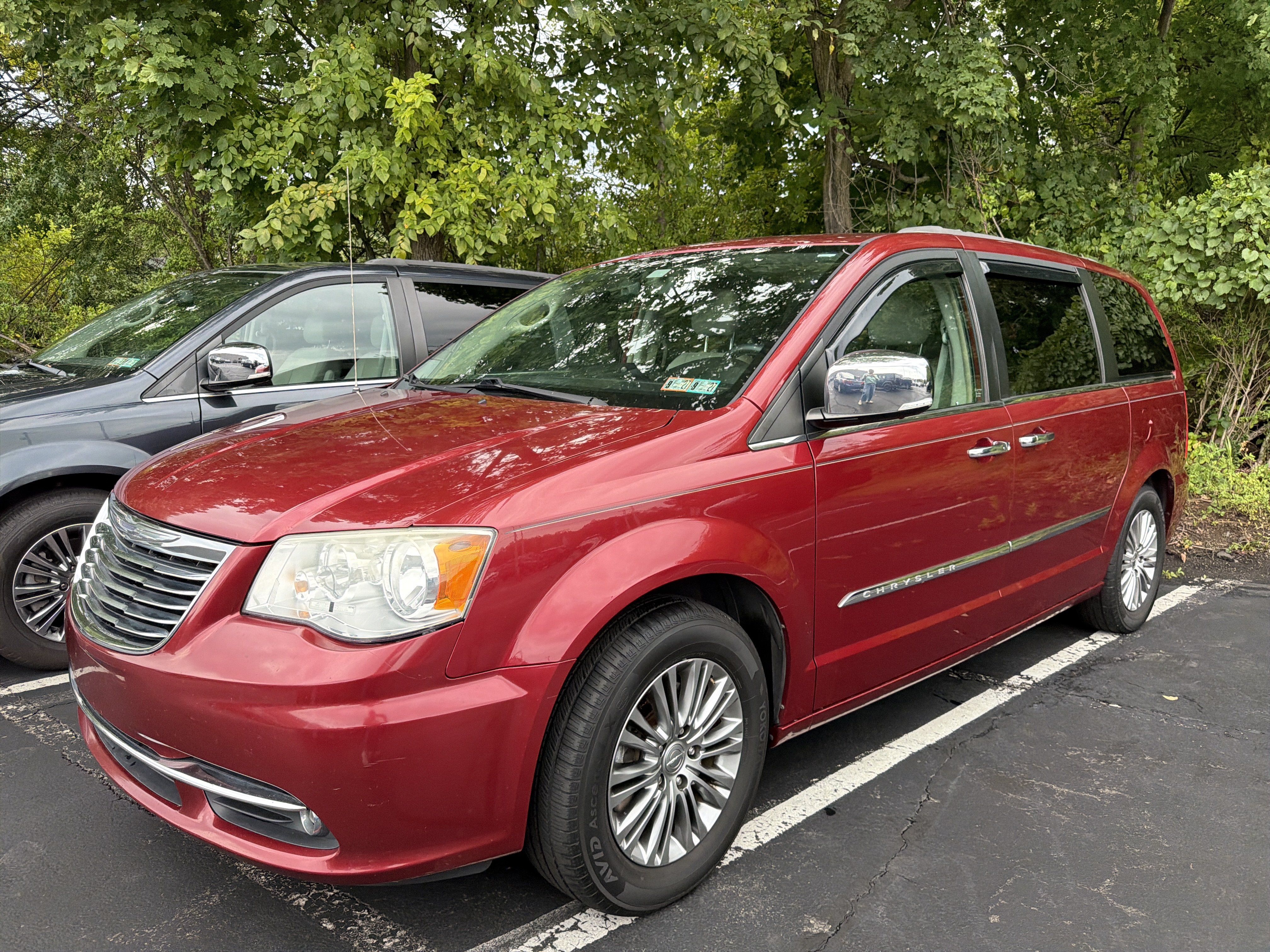 Used 2014 Chrysler Town & Country Touring-L w/ Driver Convenience Group FWD image 3