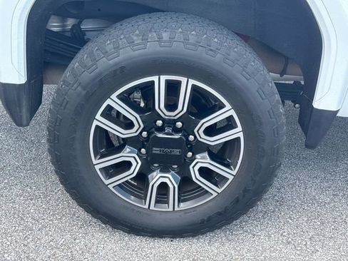Used 2022 GMC Sierra 2500 SLT w/ SLT Premium Package AWD/4WD image 11