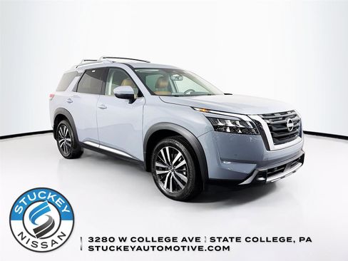 Used 2025 Nissan Pathfinder Platinum w/ Cargo Package AWD/4WD image 1