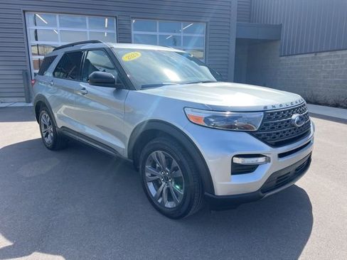 Used 2023 Ford Explorer XLT w/ Equipment Group 202A image 3