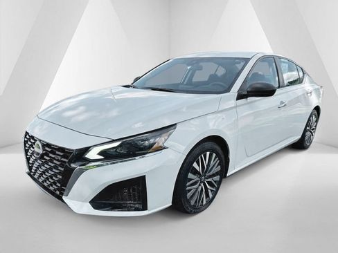 Used 2024 Nissan Altima 2.5 SV FWD image 3
