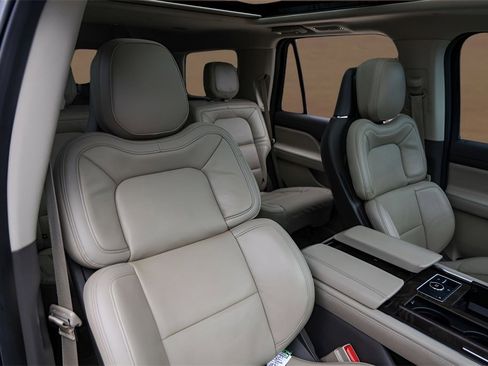 Used 2024 Lincoln Navigator Reserve image 32