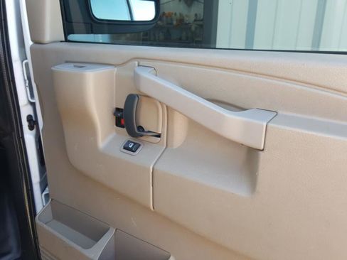 Used 2016 Chevrolet Express 2500 RWD image 24