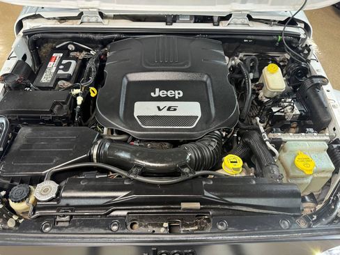 Used 2014 Jeep Wrangler Unlimited Sahara AWD/4WD image 31