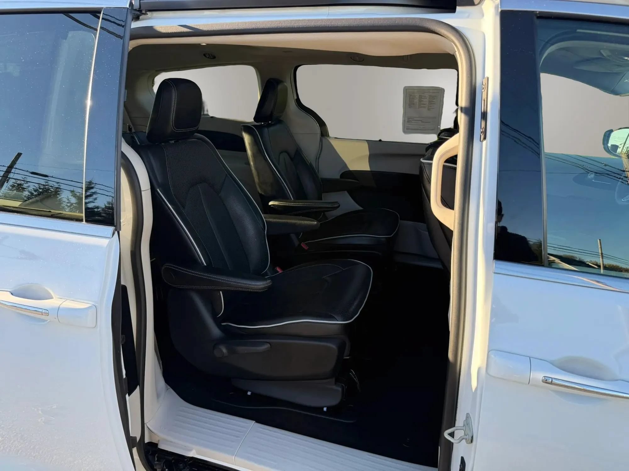 Used 2023 Chrysler Pacifica Limited w/ Uconnect Theater Family Group FWD image 59