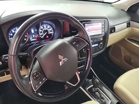 Used 2018 Mitsubishi Outlander ES image 10