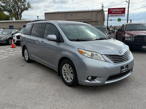 Used 2011 Toyota Sienna XLE w/ XLE Navigation Pkg image 4