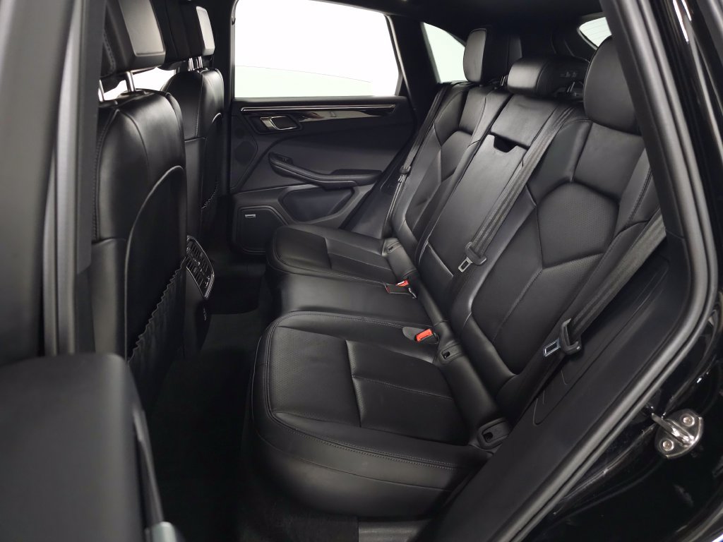 Used 2024 Porsche Macan AWD/4WD image 34