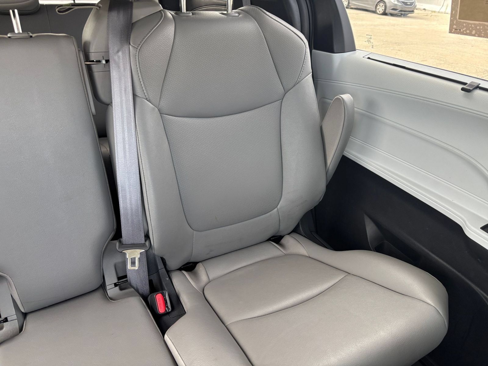 Used 2025 Toyota Sienna XLE FWD image 39