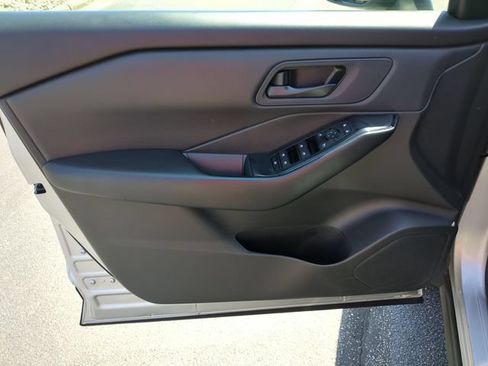 Used 2024 Nissan Rogue S FWD image 12