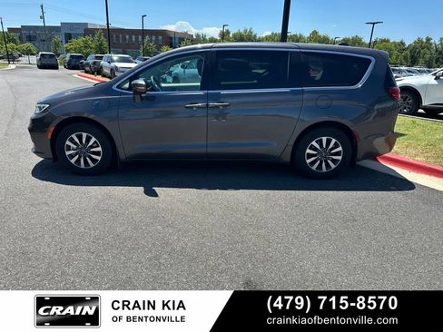 Used 2022 Chrysler Pacifica Touring-L FWD image 4