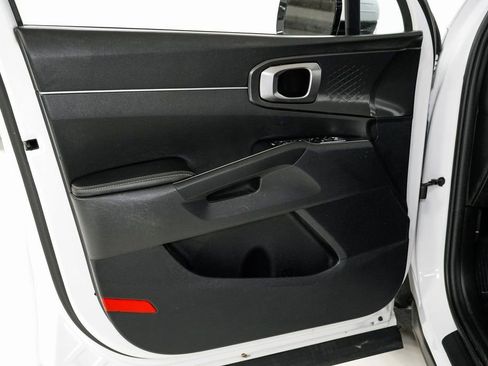 Used 2023 Kia Sorento LX image 7