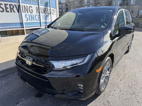 Used 2026 Honda Odyssey Touring image 2