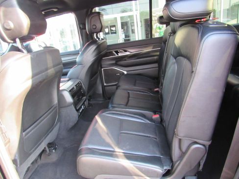 Used 2024 Jeep Wagoneer L Series II w/ Flexible Seating Group AWD/4WD image 15