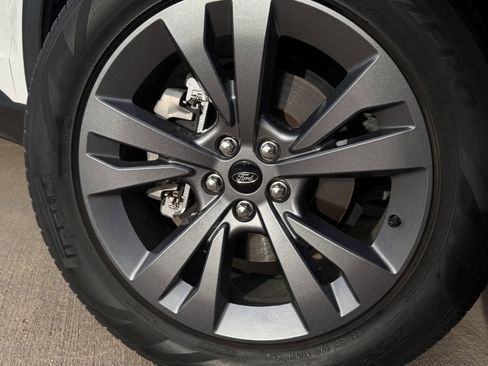 Used 2022 Ford Explorer XLT w/ Equipment Group 202A image 9