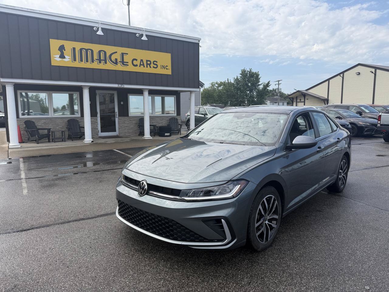 Used 2025 Volkswagen Jetta SE FWD image 2