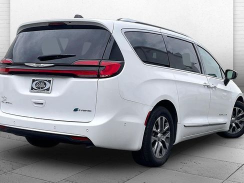 Used 2023 Chrysler Pacifica Pinnacle FWD image 14