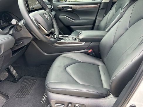 Used 2026 Toyota Highlander Limited image 11