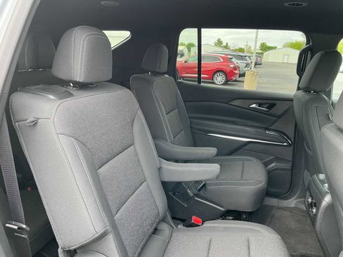 Used 2025 Chevrolet Traverse LT FWD image 24