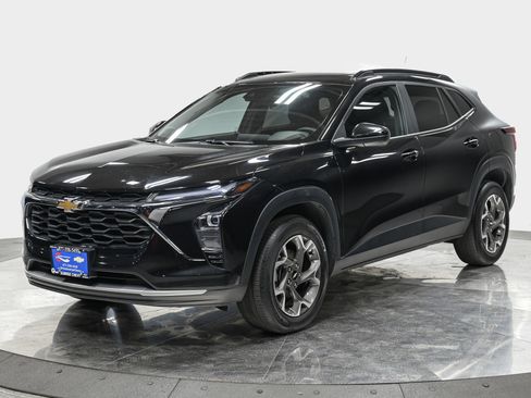 Used 2024 Chevrolet Trax LT w/ Sunroof Package FWD image 1