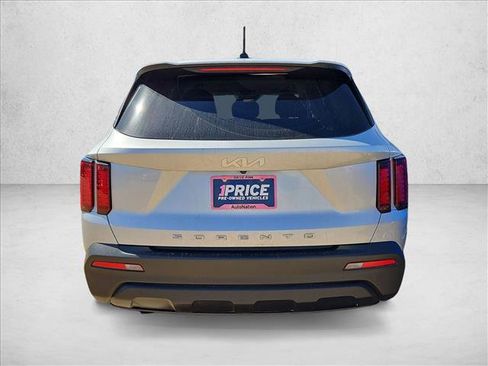Used 2022 Kia Sorento LX image 5