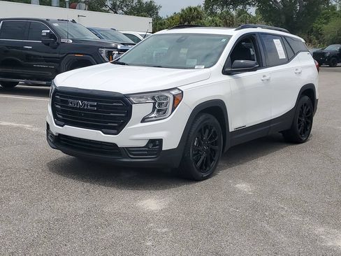Used 2023 GMC Terrain SLT w/ Infotainment Package II FWD image 3