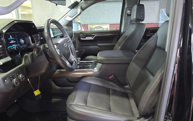 Used 2024 Chevrolet Silverado 1500 LT Trail Boss w/ LT Trail Boss Premium Package AWD/4WD image 6