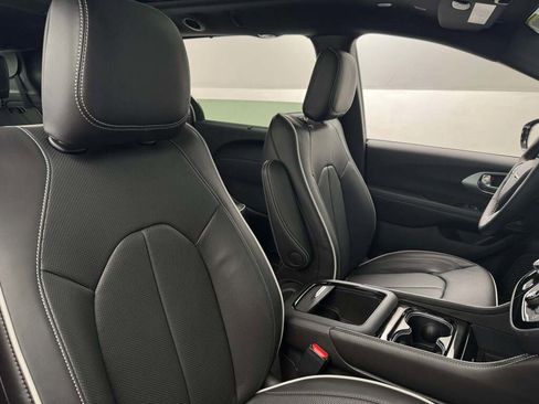 New 2026 Chrysler Pacifica Limited image 18