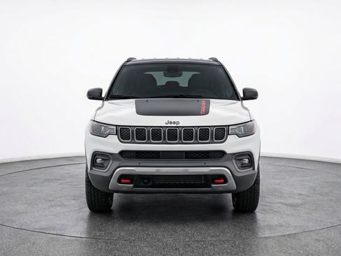 Used 2025 Jeep Compass Trailhawk AWD/4WD image 2