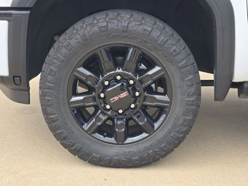 Used 2024 GMC Sierra 2500 AT4 w/ AT4 Premium Plus Package AWD/4WD image 28