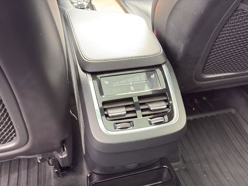 Used 2021 Volvo XC90 T6 Momentum w/ Climate Package image 17