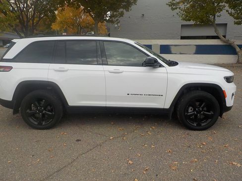 Used 2023 Jeep Grand Cherokee Altitude image 4