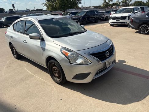 Used 2019 Nissan Versa SV FWD image 5
