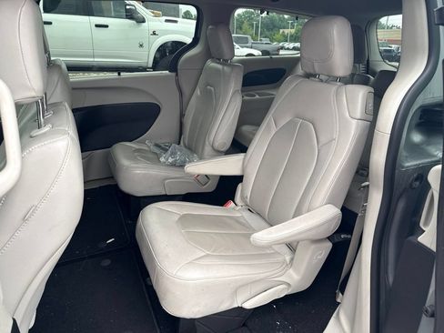 Used 2021 Chrysler Pacifica Touring-L FWD image 8