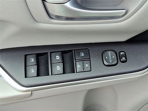 Used 2016 Toyota Camry image 20