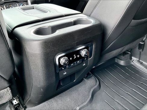 Used 2024 GMC Yukon SLT w/ SLT Luxury Package RWD image 33