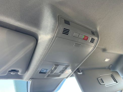 Used 2023 Volkswagen Tiguan SE image 24