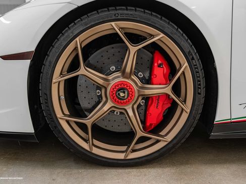 Used 2019 Lamborghini Huracan Performante AWD/4WD image 6