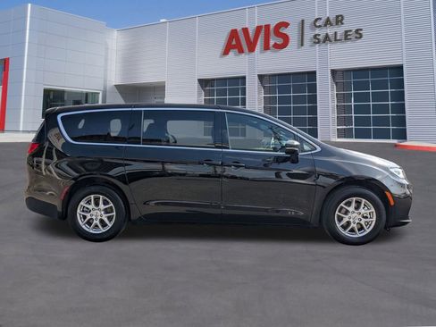 Used 2025 Chrysler Pacifica Select image 7