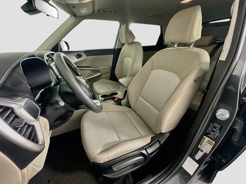 Used 2025 Kia Soul LX w/ LX Technology Package FWD image 13