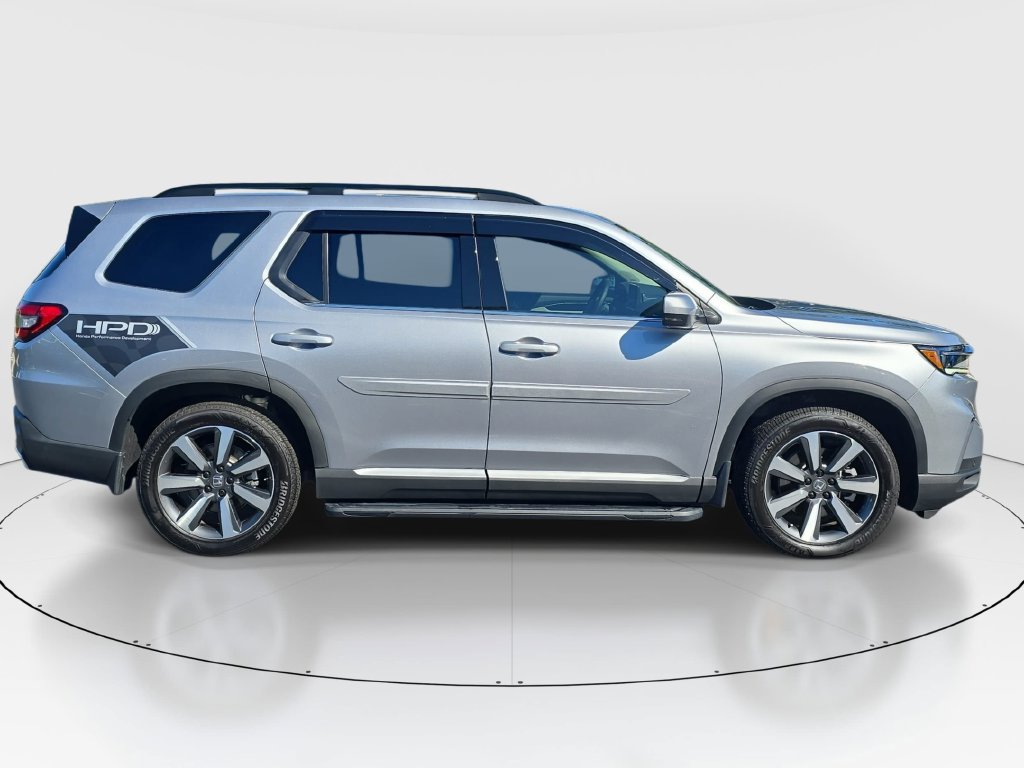 Used 2025 Honda Pilot Touring image 4