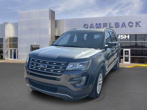 Used 2017 Ford Explorer XLT w/ Equipment Group 201A FWD image 2