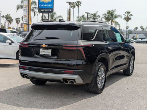 Used 2025 Chevrolet Traverse LT image 5