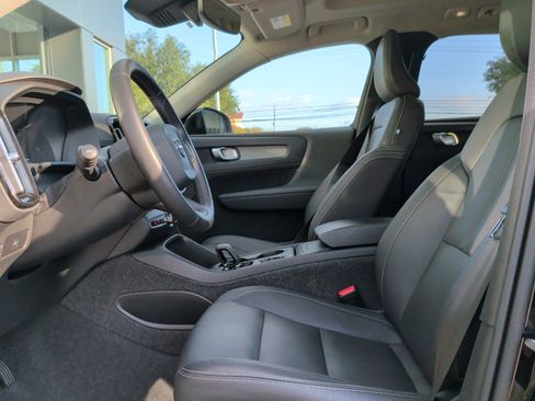 Used 2025 Volvo XC40 B5 Core image 17