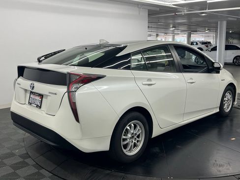 Used 2017 Toyota Prius Two FWD image 5