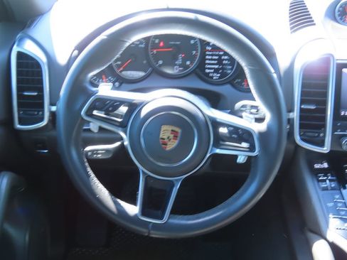 Used 2018 Porsche Cayenne image 6